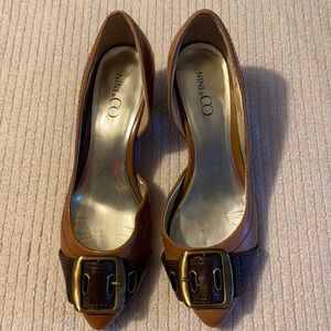 Nine and Co women’s shoes size 6 leather upper two tone tan and brown w/ buckle